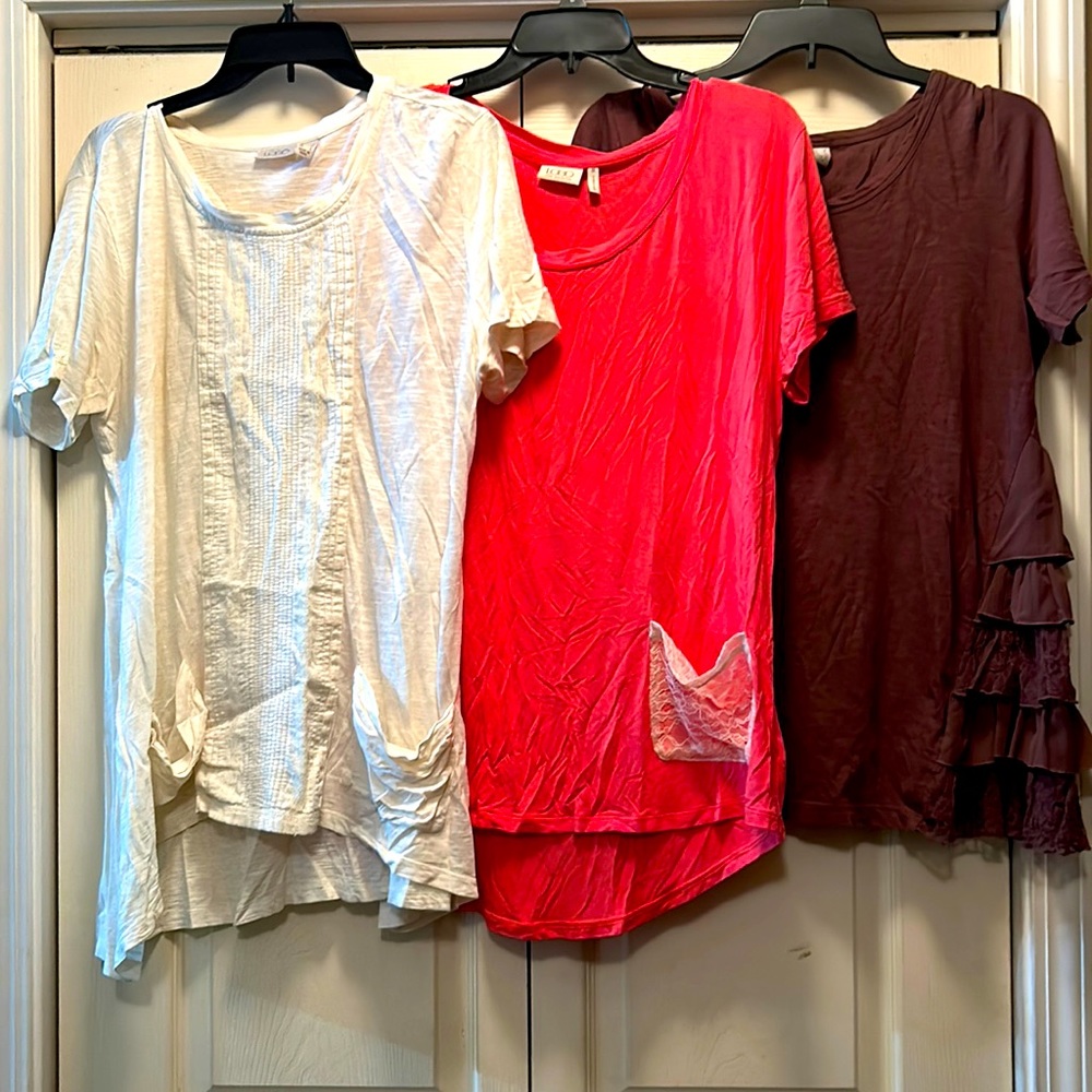 3 LOGO tops size medium. Very flowy and comfortable.